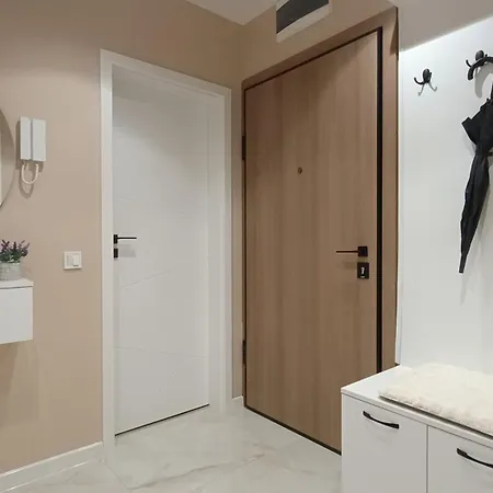 Oasis Near Airport, Iec, Metro Station By Keybox Apartament