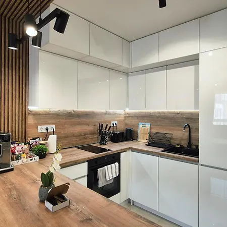 Oasis Near Airport, Iec, Metro Station By Keybox Apartament