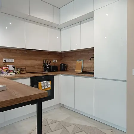 Oasis Near Airport, Iec, Metro Station By Keybox Apartment