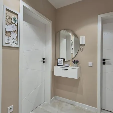 Oasis Near Airport, Iec, Metro Station By Keybox Apartment *
