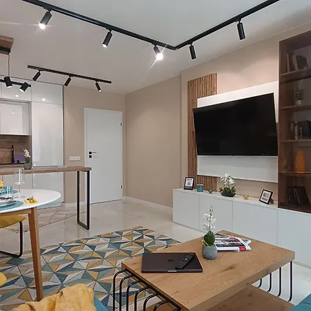 Apartment Oasis Near Airport, Iec, Metro Station By Keybox